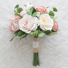โหลดรูปภาพลงในเครื่องมือใช้ดูของ Gallery ช่อเจ้าสาวดอกไม้ประดิษฐ์ Medium Bridal Bouquet - Moana
