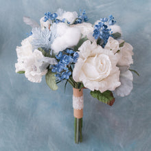 โหลดรูปภาพลงในเครื่องมือใช้ดูของ Gallery ช่อเจ้าสาวดอกไม้ประดิษฐ์ Medium Bridal Bouquet - Frozen
