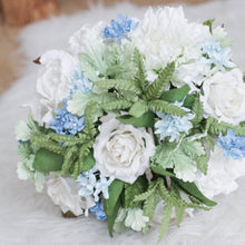 โหลดรูปภาพลงในเครื่องมือใช้ดูของ Gallery ช่อเจ้าสาวดอกไม้ประดิษฐ์ Medium Bridal Bouquet - Bluebell
