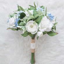 โหลดรูปภาพลงในเครื่องมือใช้ดูของ Gallery ช่อเจ้าสาวดอกไม้ประดิษฐ์ Medium Bridal Bouquet - Bluebell
