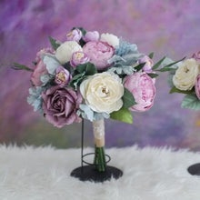 โหลดรูปภาพลงในเครื่องมือใช้ดูของ Gallery ช่อเจ้าสาวดอกไม้ประดิษฐ์ Medium Bridal Bouquet - Sweet Rapunzel

