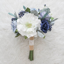 โหลดรูปภาพลงในเครื่องมือใช้ดูของ Gallery ช่อเจ้าสาวดอกไม้ประดิษฐ์ Medium Bridal Bouquet - Prince Charming
