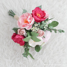 โหลดรูปภาพลงในเครื่องมือใช้ดูของ Gallery ช่อเจ้าสาวดอกไม้ประดิษฐ์ Medium Bridal Bouquet - Fearless
