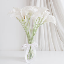 โหลดรูปภาพลงในเครื่องมือใช้ดูของ Gallery เซ็ตดอกไม้ประดับตกแต่งพร้อมแจกัน ดอกคาล่าลิลลี่ - White Calla Lily Marseille Vase
