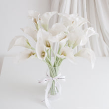 โหลดรูปภาพลงในเครื่องมือใช้ดูของ Gallery เซ็ตดอกไม้ประดับตกแต่งพร้อมแจกัน ดอกคาล่าลิลลี่ - White Calla Lily Marseille Vase
