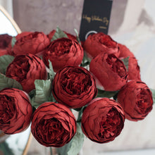 โหลดรูปภาพลงในเครื่องมือใช้ดูของ Gallery ดอกไม้แต่งบ้าน แจกันดอกไม้ประดิษฐ์ ดอกพีโอนี่กลม - Crimson Red Peony Marseille Vase
