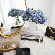 โหลดรูปภาพลงในเครื่องมือใช้ดูของ Gallery เซ็ตดอกไม้ประดับตกแต่งพร้อมแจกัน ดอกกุหลาบราชินี - Blue Queen Rose Paris Vase
