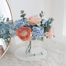 โหลดรูปภาพลงในเครื่องมือใช้ดูของ Gallery ดอกไม้ตกแต่งบ้านพร้อมแจกันทรงเหลี่ยม โทนสีฟ้าพีช - Vanilla Sky Paris Vase
