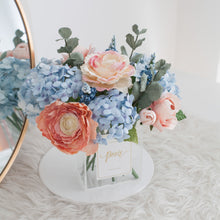 โหลดรูปภาพลงในเครื่องมือใช้ดูของ Gallery ดอกไม้ตกแต่งบ้านพร้อมแจกันทรงเหลี่ยม โทนสีฟ้าพีช - Vanilla Sky Paris Vase
