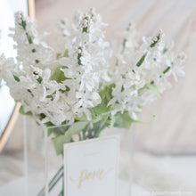 โหลดรูปภาพลงในเครื่องมือใช้ดูของ Gallery ดอกไม้ตกแต่งบ้านพร้อมแจกันทรงเหลี่ยม ดอกไลแลคสีขาว - White Lilac Paris Vase
