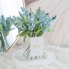 โหลดรูปภาพลงในเครื่องมือใช้ดูของ Gallery ดอกไม้ตกแต่งบ้านพร้อมแจกันทรงเหลี่ยม ดอกไลแลคสีฟ้า - Light Blue Lilac Paris Vase
