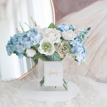 โหลดรูปภาพลงในเครื่องมือใช้ดูของ Gallery ดอกไม้ตกแต่งบ้านพร้อมแจกันทรงเหลี่ยม โทนสีฟ้าขาว - White&amp;Light Blue Paris Vase
