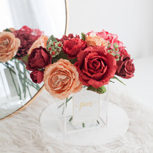 โหลดรูปภาพลงในเครื่องมือใช้ดูของ Gallery ดอกไม้ตกแต่งบ้านพร้อมแจกันทรงเหลี่ยม โทนสีส้มแดง - Prosperous Red Paris Vase
