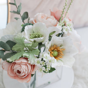 ดอกไม้ตกแต่งบ้านพร้อมแจกันทรงเหลี่ยม โทนสีขาวพีช - White&Light Peach Paris Vase