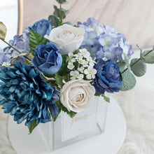 โหลดรูปภาพลงในเครื่องมือใช้ดูของ Gallery ดอกไม้ตกแต่งบ้านพร้อมแจกันทรงเหลี่ยม โทนสีน้ำเงินขาว - White&amp;Navy Blue Paris Vase
