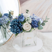 โหลดรูปภาพลงในเครื่องมือใช้ดูของ Gallery ดอกไม้ตกแต่งบ้านพร้อมแจกันทรงเหลี่ยม โทนสีน้ำเงินขาว - White&amp;Navy Blue Paris Vase
