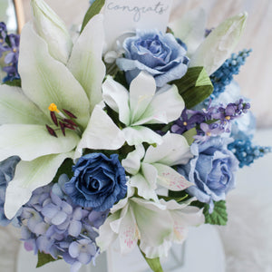 ดอกไม้ตกแต่งบ้านพร้อมแจกันทรงเหลี่ยม โทนสีน้ำเงิน ดอกลิลลี่ขาว - White Lily&Blue Paris Vase