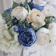 โหลดรูปภาพลงในเครื่องมือใช้ดูของ Gallery ดอกไม้แต่งบ้าน แจกันดอกไม้ประดิษฐ์ โทนสีขาวน้ำเงิน - White &amp; Deep Blue XL Paris Vase

