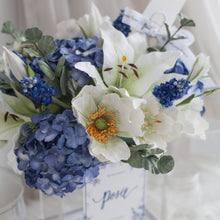 โหลดรูปภาพลงในเครื่องมือใช้ดูของ Gallery ดอกไม้แต่งบ้าน แจกันดอกไม้ประดิษฐ์ โทนสีน้ำเงินขาวดอกลิลลี่ - White Poppy &amp; Blue Hydrangea XL Paris Vase
