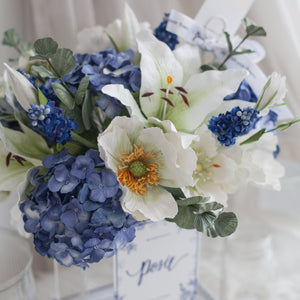ดอกไม้แต่งบ้าน แจกันดอกไม้ประดิษฐ์ โทนสีน้ำเงินขาวดอกลิลลี่ - White Poppy & Blue Hydrangea XL Paris Vase