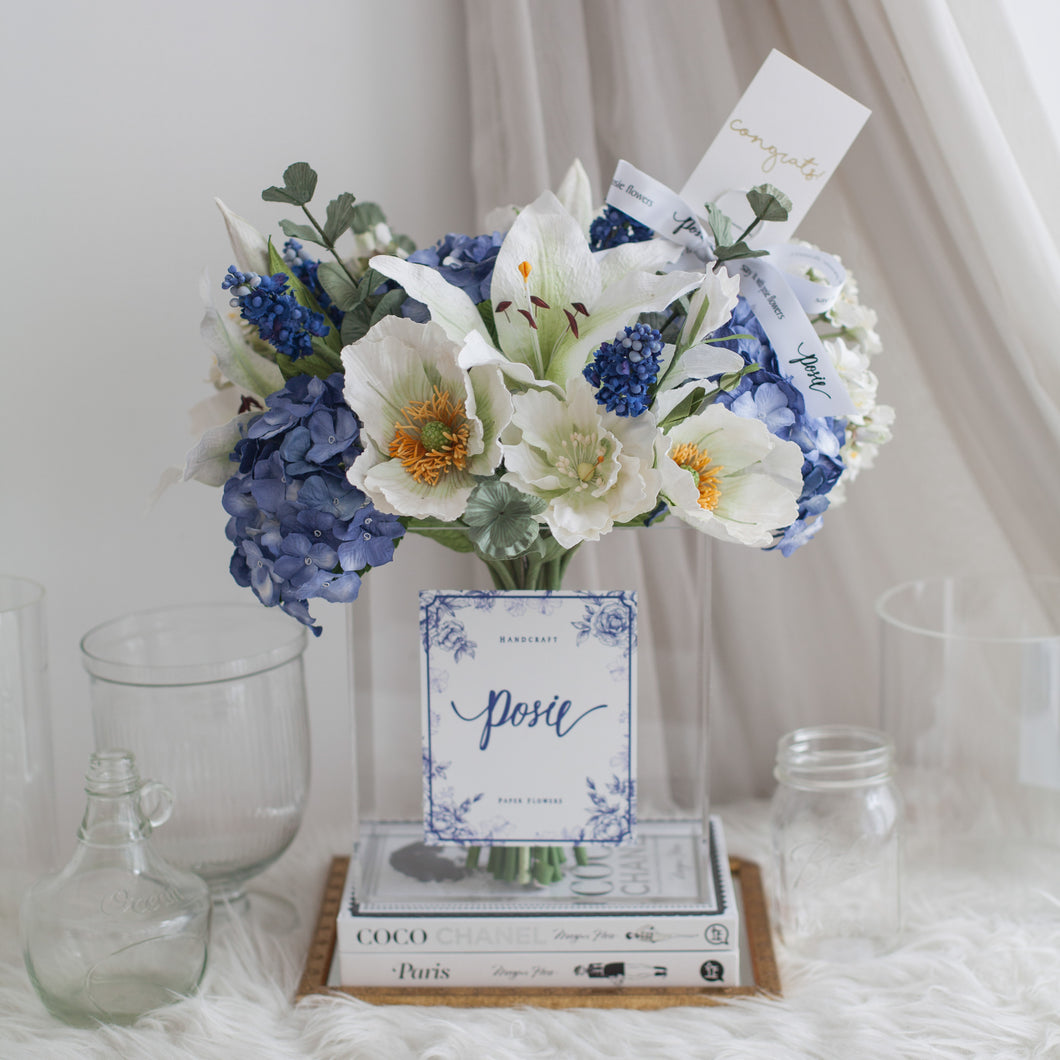 ดอกไม้แต่งบ้าน แจกันดอกไม้ประดิษฐ์ โทนสีน้ำเงินขาวดอกลิลลี่ - White Poppy & Blue Hydrangea XL Paris Vase