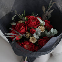 โหลดรูปภาพลงในเครื่องมือใช้ดูของ Gallery ช่อดอกไม้ประดิษฐ์วาเลนไทน์ ช่อดอกไม้แสดงความยินดี Valentines Bouquet - Red Roses
