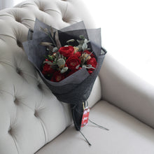 โหลดรูปภาพลงในเครื่องมือใช้ดูของ Gallery ช่อดอกไม้ประดิษฐ์วาเลนไทน์ ช่อดอกไม้แสดงความยินดี Valentines Bouquet - Red Roses
