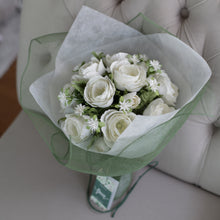 โหลดรูปภาพลงในเครื่องมือใช้ดูของ Gallery ช่อดอกไม้ประดิษฐ์วาเลนไทน์ ช่อดอกไม้แสดงความยินดี Valentines Bouquet - Pure White
