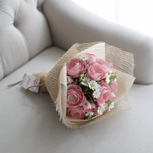 โหลดรูปภาพลงในเครื่องมือใช้ดูของ Gallery ช่อดอกไม้ประดิษฐ์วาเลนไทน์ ช่อดอกไม้แสดงความยินดี Valentines Bouquet - Janet
