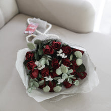 โหลดรูปภาพลงในเครื่องมือใช้ดูของ Gallery ช่อดอกไม้ประดิษฐ์วาเลนไทน์ ช่อดอกไม้แสดงความยินดี Valentines Bouquet - Scarlet
