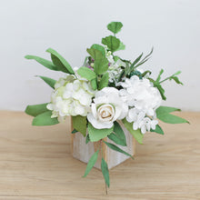 โหลดรูปภาพลงในเครื่องมือใช้ดูของ Gallery กระปุกไม้สไตล์วินเทจตกแต่งดอกไม้ประดิษฐ์ Vintage Wooden Flower Pot - White with Fresh Green
