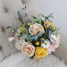 โหลดรูปภาพลงในเครื่องมือใช้ดูของ Gallery แจกันไม้สนประดับดอกไม้ดอกไม้ประดิษฐ์ Handmade Flower Vase - Honey Lemon

