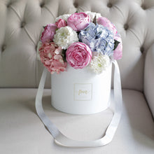 โหลดรูปภาพลงในเครื่องมือใช้ดูของ Gallery กล่องดอกไม้แสดงความยินดีขนาดใหญ่ Wonder Gift Box - Pastel Pink &amp; Blue
