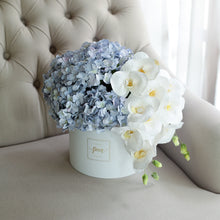 โหลดรูปภาพลงในเครื่องมือใช้ดูของ Gallery กล่องดอกไม้แสดงความยินดีขนาดใหญ่ Wonder Gift Box - Blue Orchid
