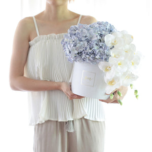 กล่องดอกไม้แสดงความยินดีขนาดใหญ่ Wonder Gift Box - Blue Orchid