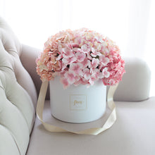 โหลดรูปภาพลงในเครื่องมือใช้ดูของ Gallery กล่องดอกไม้แสดงความยินดีขนาดใหญ่ Wonder Gift Box - Pink Candy Hydrangea
