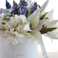 โหลดรูปภาพลงในเครื่องมือใช้ดูของ Gallery กล่องดอกไม้แสดงความยินดีขนาดใหญ่ Wonder Gift Box - Violet Lily

