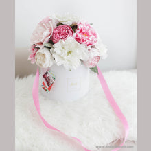 โหลดรูปภาพลงในเครื่องมือใช้ดูของ Gallery กล่องดอกไม้แสดงความยินดีขนาดใหญ่ Wonder Gift Box - White Pink Peony
