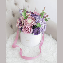 โหลดรูปภาพลงในเครื่องมือใช้ดูของ Gallery กล่องดอกไม้แสดงความยินดีขนาดใหญ่ Wonder Gift Box - Vintage Violet

