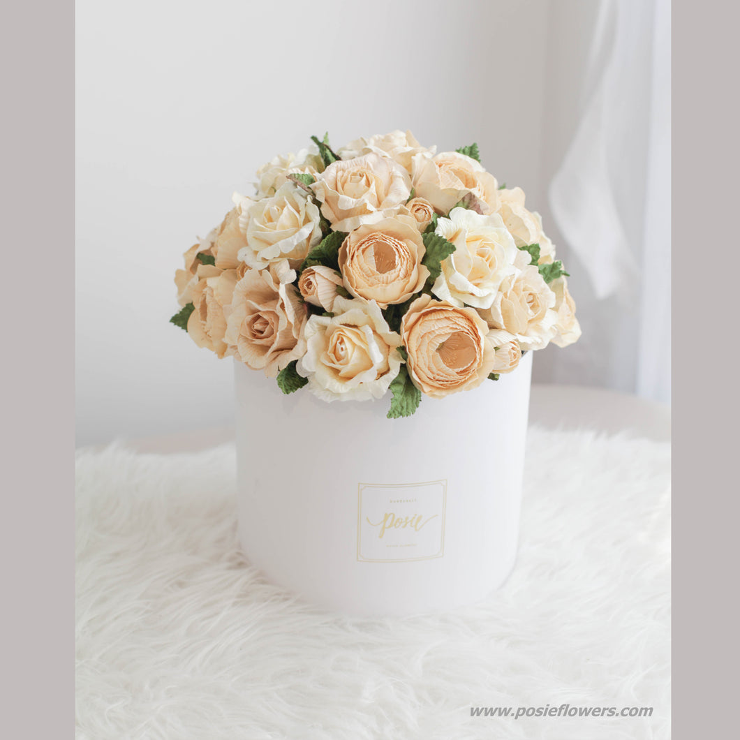 กล่องดอกไม้แสดงความยินดีขนาดใหญ่ Wonder Gift Box - Vanilla Roses