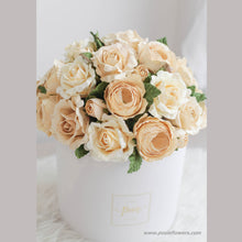 โหลดรูปภาพลงในเครื่องมือใช้ดูของ Gallery กล่องดอกไม้แสดงความยินดีขนาดใหญ่ Wonder Gift Box - Vanilla Roses
