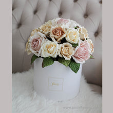 โหลดรูปภาพลงในเครื่องมือใช้ดูของ Gallery กล่องดอกไม้แสดงความยินดีขนาดใหญ่ Wonder Gift Box - Vintage Cream Rose
