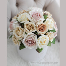 โหลดรูปภาพลงในเครื่องมือใช้ดูของ Gallery กล่องดอกไม้แสดงความยินดีขนาดใหญ่ Wonder Gift Box - Vintage Cream Rose
