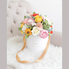 โหลดรูปภาพลงในเครื่องมือใช้ดูของ Gallery กล่องดอกไม้แสดงความยินดีขนาดใหญ่ Wonder Gift Box - Lively Peony &amp; Roses
