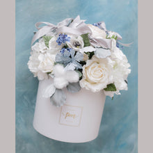 โหลดรูปภาพลงในเครื่องมือใช้ดูของ Gallery กล่องดอกไม้แสดงความยินดีขนาดใหญ่ Wonder Gift Box - Frozen
