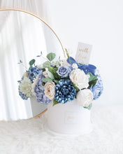 โหลดรูปภาพลงในเครื่องมือใช้ดูของ Gallery กล่องดอกไม้แสดงความยินดีขนาดใหญ่ Wonder Gift Box - Blue Charming
