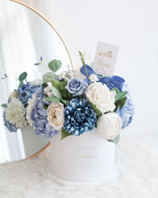 โหลดรูปภาพลงในเครื่องมือใช้ดูของ Gallery กล่องดอกไม้แสดงความยินดีขนาดใหญ่ Wonder Gift Box - Blue Charming
