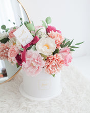 โหลดรูปภาพลงในเครื่องมือใช้ดูของ Gallery กล่องดอกไม้แสดงความยินดีขนาดใหญ่ Wonder Gift Box - Pink Peach Peony
