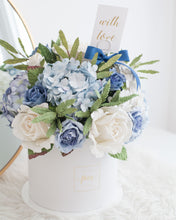 โหลดรูปภาพลงในเครื่องมือใช้ดูของ Gallery กล่องดอกไม้แสดงความยินดีขนาดใหญ่ Wonder Gift Box - Hydrangea Lover
